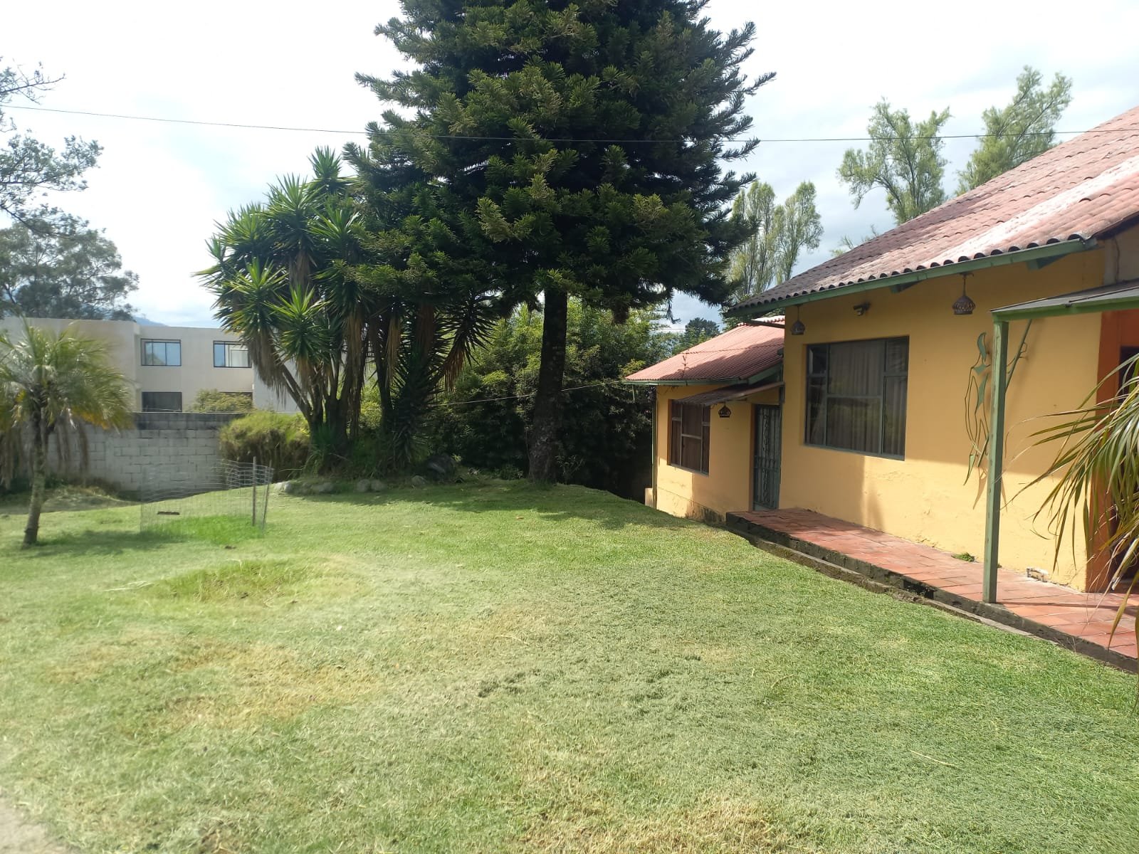 Terreno amplio con casa en Conocoto – ideal para proyecto residencial o comercial